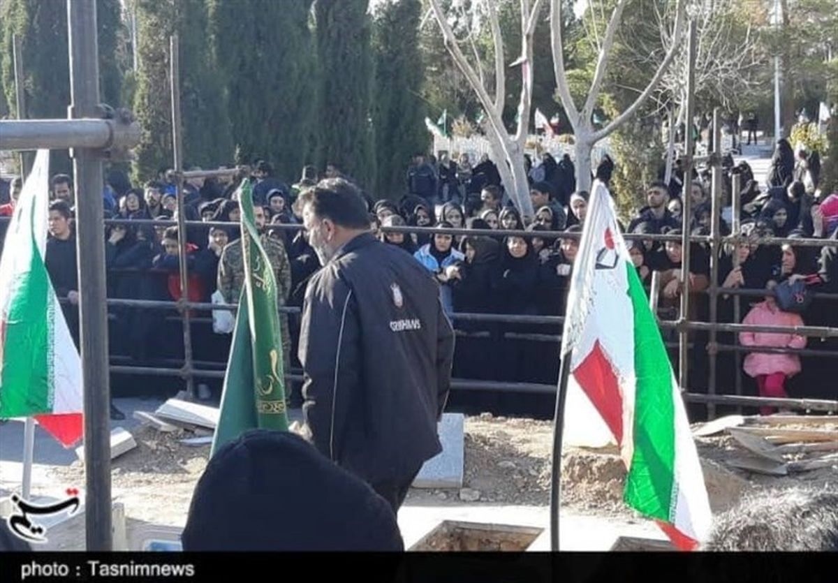 آماده‌سازی قبور شهدای مدافع وطن در گلستان شهدای اصفهان