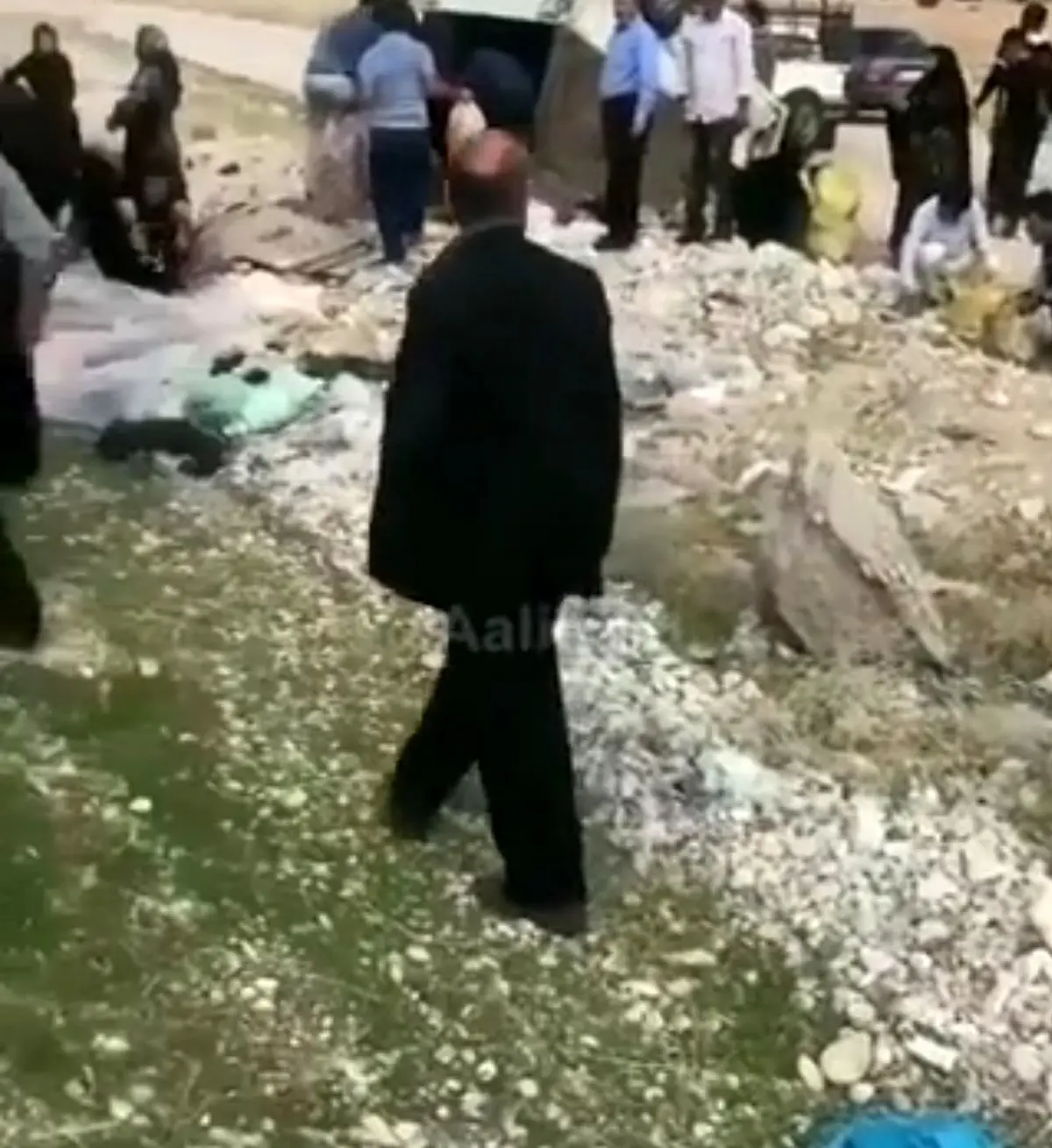 کمک مردم به راننده‌ای که بار بادام و گردویش در جاده یاسوج چپ کرده