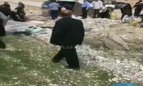 کمک مردم به راننده‌ای که بار بادام و گردویش در جاده یاسوج چپ کرده