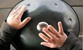 ویدئو/ترکیبی آرامش‌بخش از نوای ساز هنگ‌درام و صدای دریا