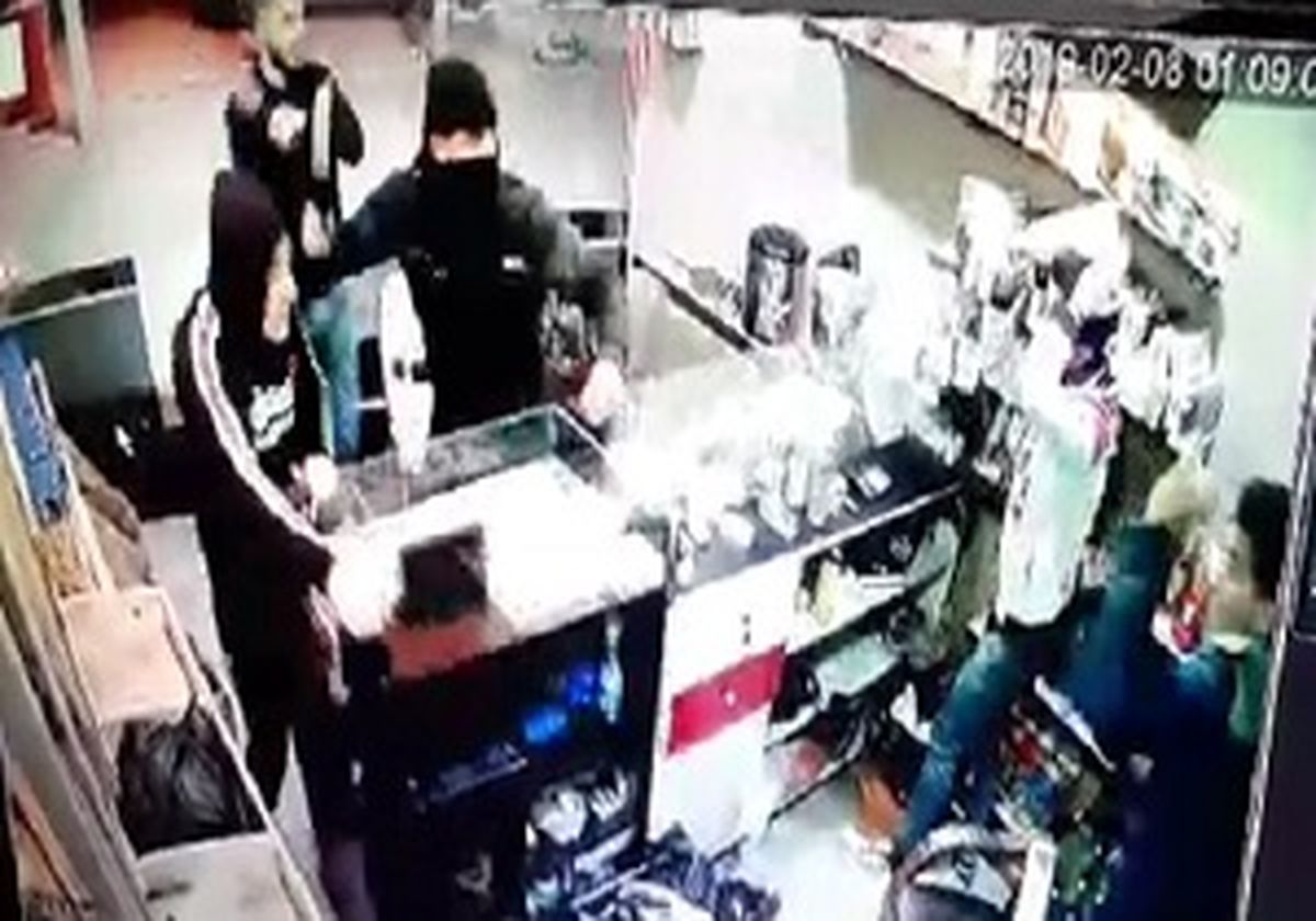 حمله وحشیانه اراذل و اوباش با شمشیر به فروشنده‌های یک مغازه در اراک + فیلم