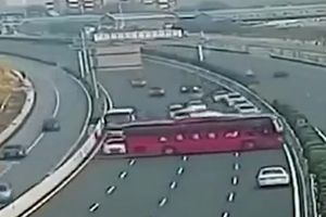 حرکت عجیب راننده اتوبوس در بزرگراه +فیلم