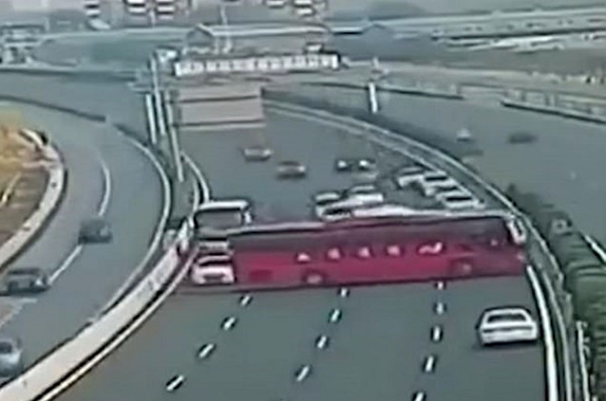 حرکت عجیب راننده اتوبوس در بزرگراه +فیلم
