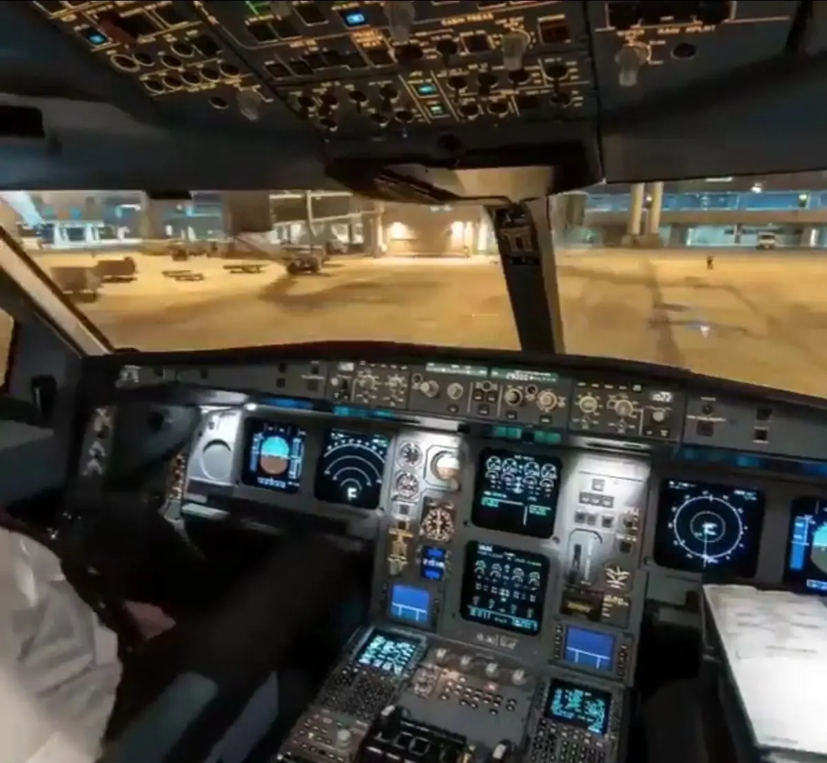 فیلم دیدنی تمام مراحل پرواز از کابین خلبان