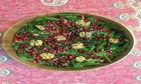 سالاد اسفناج و انار برای درمان بیماری کم خونی + دستور تهیه
