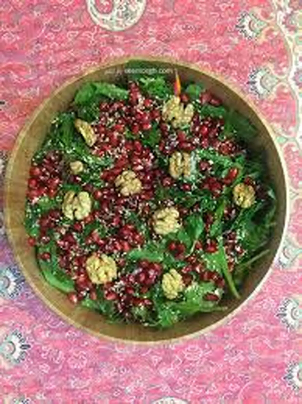 سالاد اسفناج و انار برای درمان بیماری کم خونی + دستور تهیه