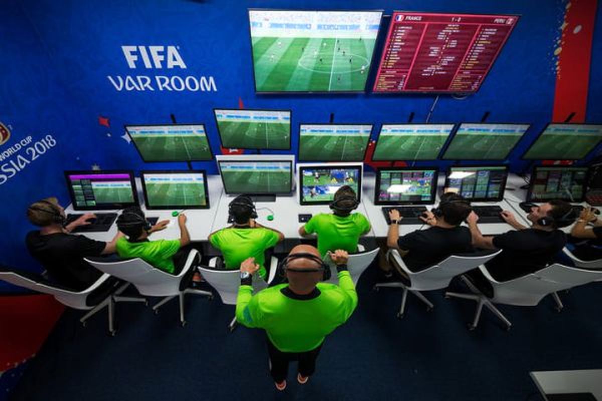 VAR؛ آخرین ابداع فوتبال ایران/ کمک داور ویدیویی؛ جدیدترین درمان بی نتیجه داوری لیگ برتر