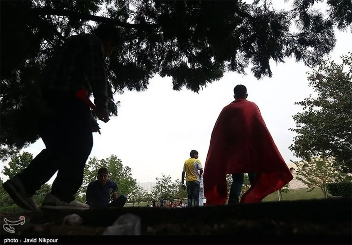 سکوت و هوای بارانی بعد از شکست در دربی/ هواداران اجازه ورود پیدا نکردند + عکس