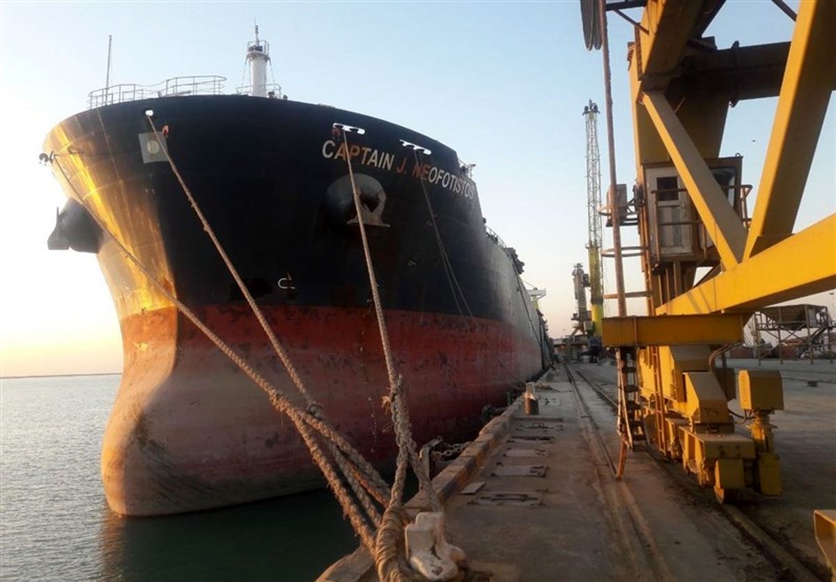 پهلوگیری کشتی غول پیکر ۵۵ هزار تنی کنجاله سویا در بندر امام (ره)