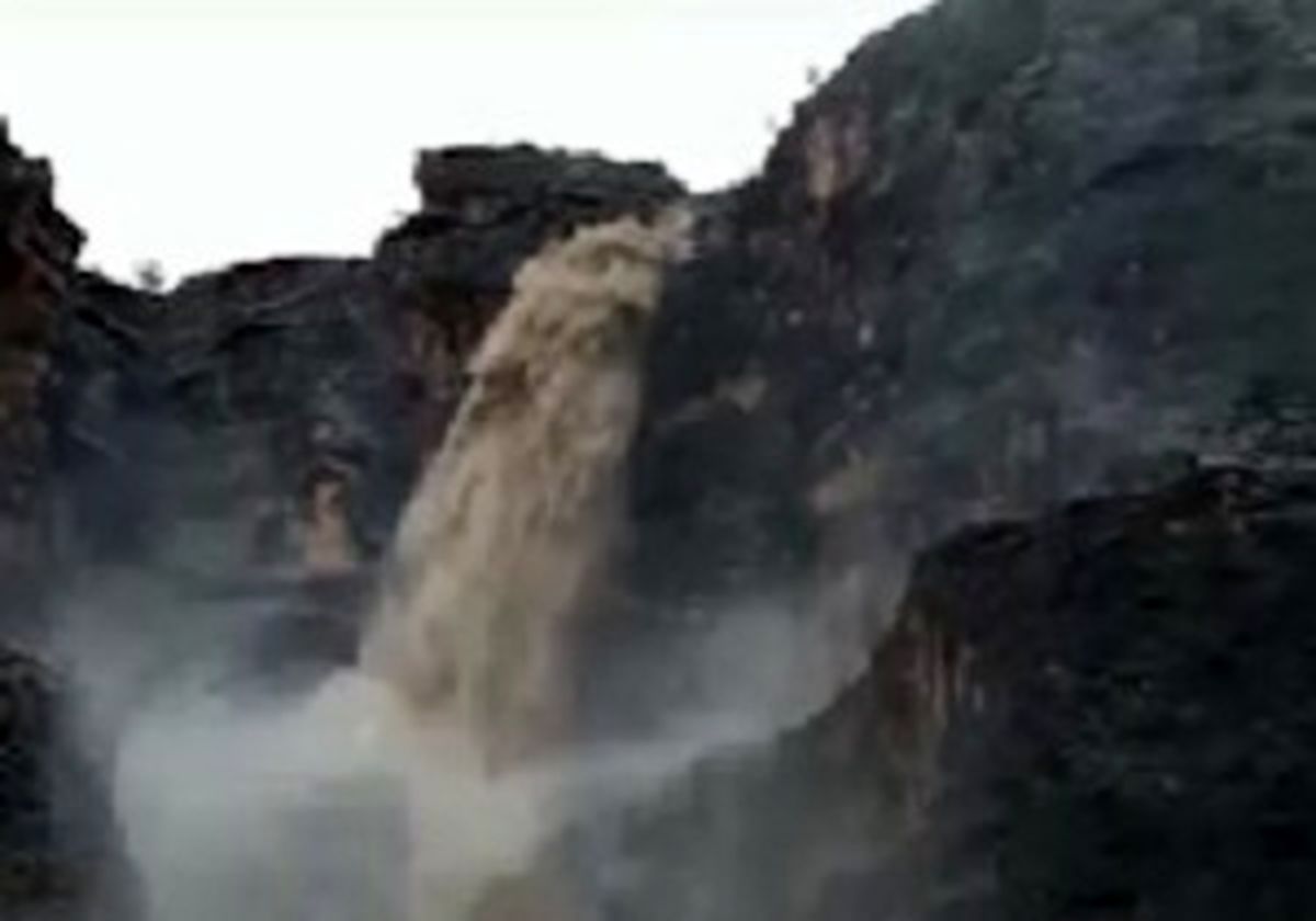 جاری شدن آبشار زببا و فصلی "حاجی‌آباد" + فیلم