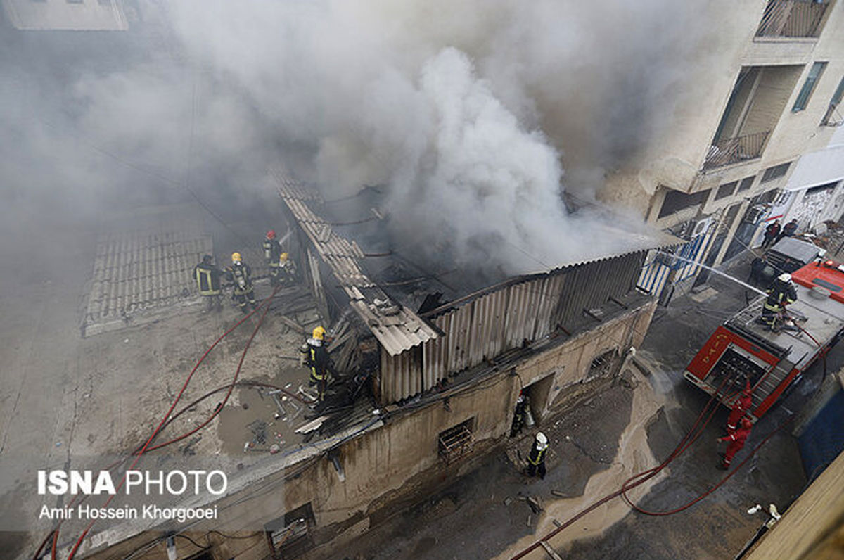 جزئیات آتش‌سوزی در یک انبار لوله‌های پلی‌اتیلن در کرج