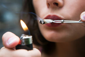 سیرصعودی رفتار «سیگار» کشیدن دختران نوجوان نسبت به پسران