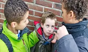 با بچه‌هایی که دست بزن دارند چه کنیم؟