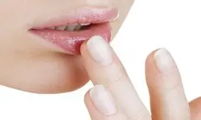 علل پوسته پوسته شدن و خشکی لب در بارداری + روش درمان