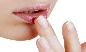 علل پوسته پوسته شدن و خشکی لب در بارداری + روش درمان