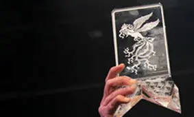 کدام بازیگر با تندیس سیمرغ فجر موتور خرید و پیک موتوری شد؟!+ویدئو