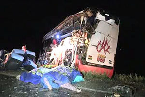 ۳۶ کشته و زخمی در تصادف اتوبوس و کامیون + فیلم