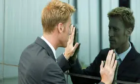 خودآگاهی چیست و چگونه می‌توانیم به آن برسیم؟