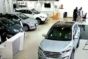 عاقبت آزمایش خودرو در نمایشگاه توسط دختر جوان + فیلم