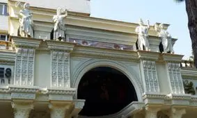 خطر جدی سقوط نماهای رومی در قم/ توجه به سبک زندگی در معماری شهری