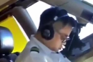 خوابیدن خلبان هواپیما در حین پرواز +فیلم