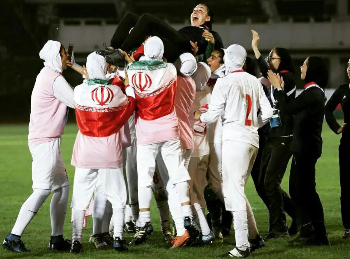 ورزشگاه آزادی از بانوان میزبانی می کند؟