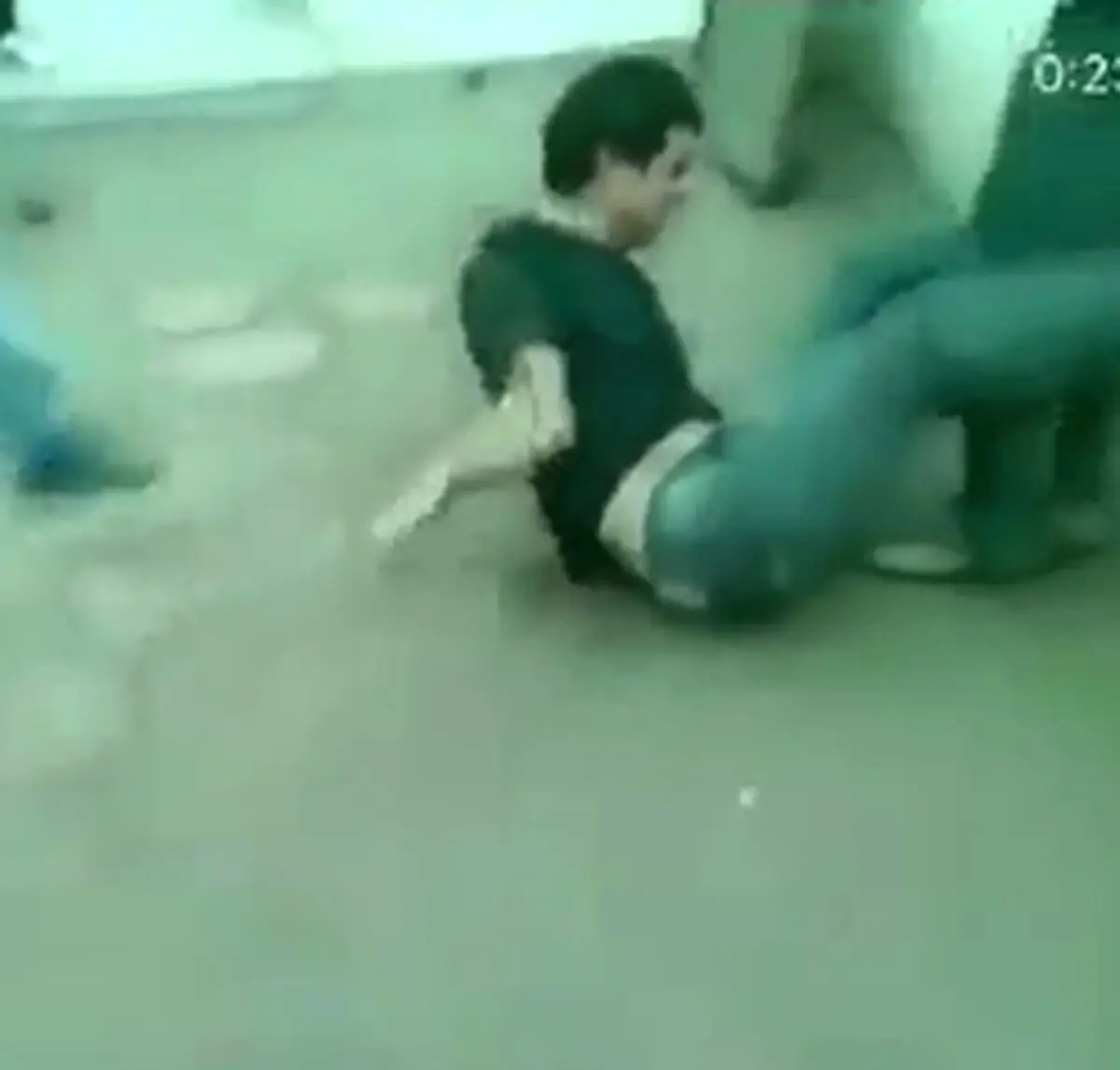ویدیویی از لحظه دلخراش شکستن دست مرد جوان