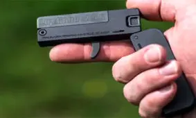 اسلحه قدرتمندی که به راحتی داخل یک کیف پول جای می‌گیرد! + فیلم