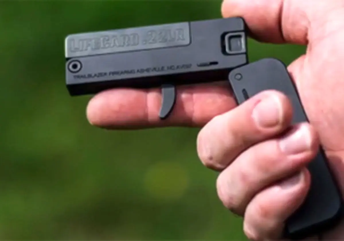 اسلحه قدرتمندی که به راحتی داخل یک کیف پول جای می‌گیرد! + فیلم