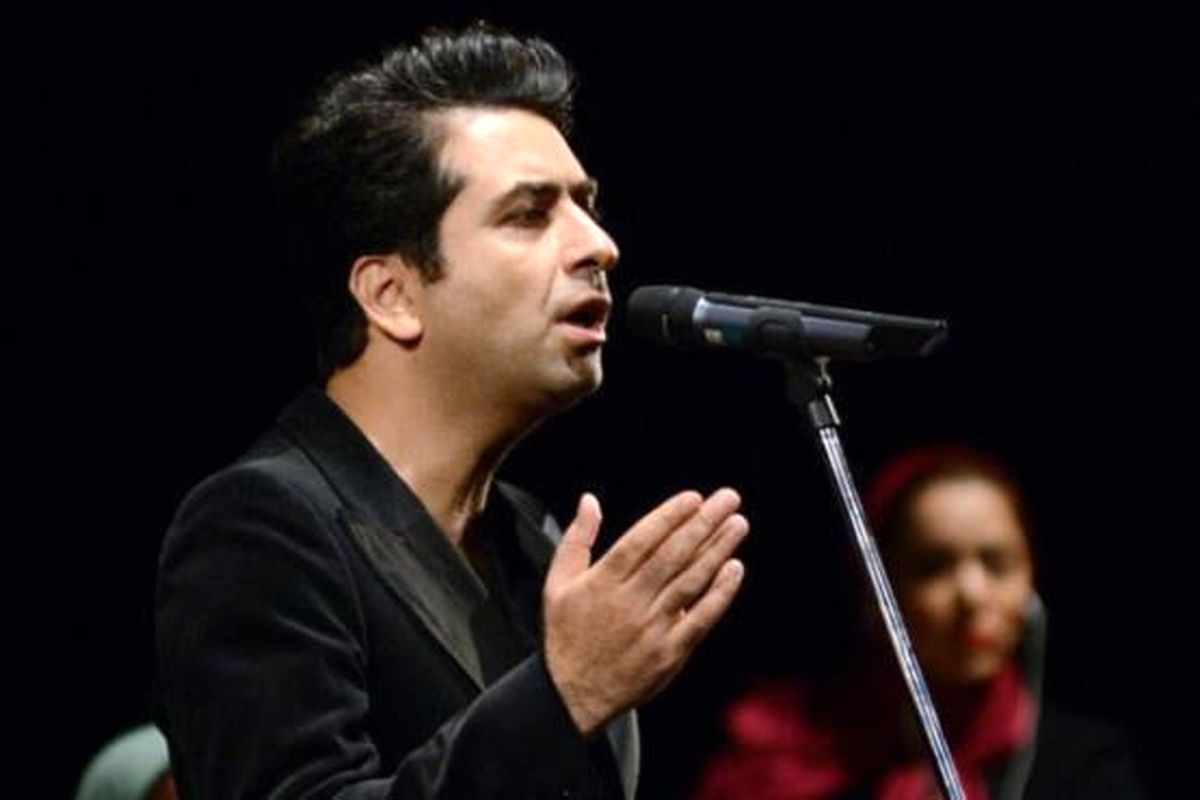 آوازخوانی محمد معتمدی در نشست خبری