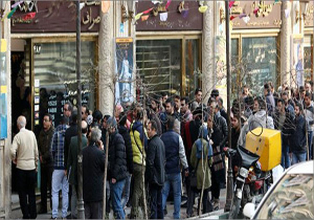 صف‌های طولانی خرید ارز در خیابان فردوسی/ سفر‌های نوروزی عاملی برای گرانی دلار است