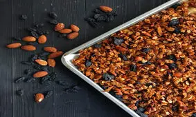 گرانولا بادام و کشمش؛ این شیرینی خوش طعم آجیلی!