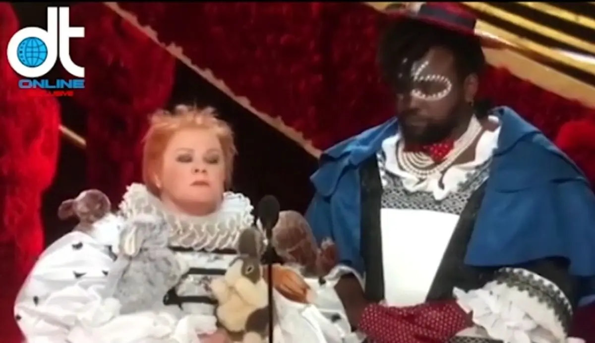 ملیسا مکارتی با لباس مبدل ملکه روی سن