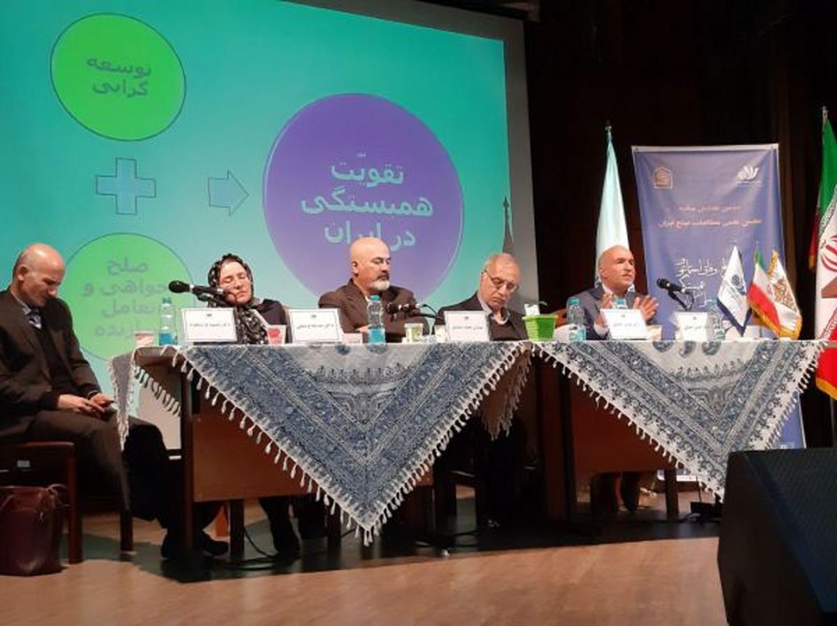 رفتن چهرههایی چون ظریف نشان میدهد که طنین صلحطلبی در برابر غریو ستیزهجویان، چندان بلند نیست