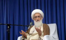 آیت‌الله نوری همدانی: مردم نان ندارند بخورند، برخی دم از شیرینی شب عید می‌زنند