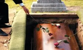 بیرون آمدن مرده با چشم و دهان باز از تابوت !!! + عکس