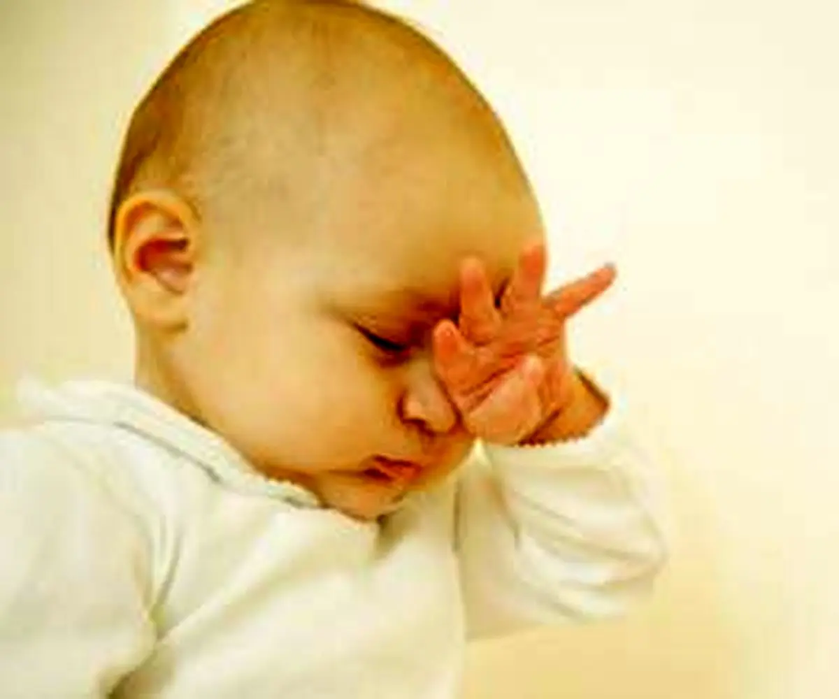 کودک با مالیدن چشمانش به شما چه میگوید؟