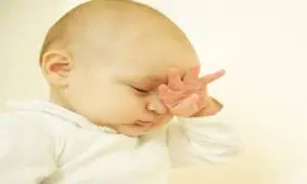کودک با مالیدن چشمانش به شما چه میگوید؟
