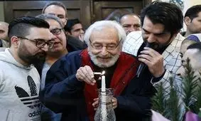 بوسه بازیگر پیشکسوت بر دستان جمشید مشایخی+عکس