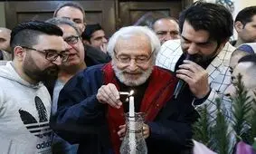 بوسه بازیگر پیشکسوت بر دستان جمشید مشایخی+عکس