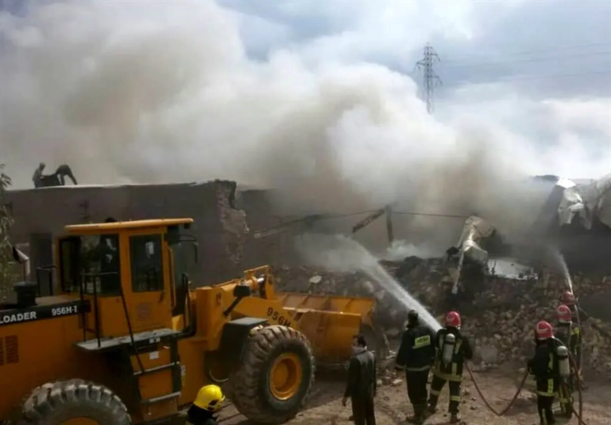 آتش‌سوزی در انبار پوشال ‌قم؛ بیش از نیمی از ‌انبار طعمه حریق شد