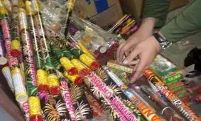 ۵۱هزار عدد مواد محترقه غیرمجاز در ساوه توقیف شد