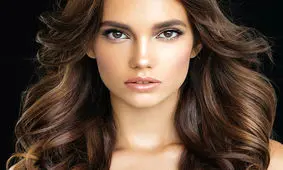 رنگ موی کاراملی؛ روش رنگ کردن مو و ترکیب آن با رنگ‌های مختلف