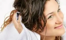 خوابیدن با موی خیس دشمن زیبایی مو