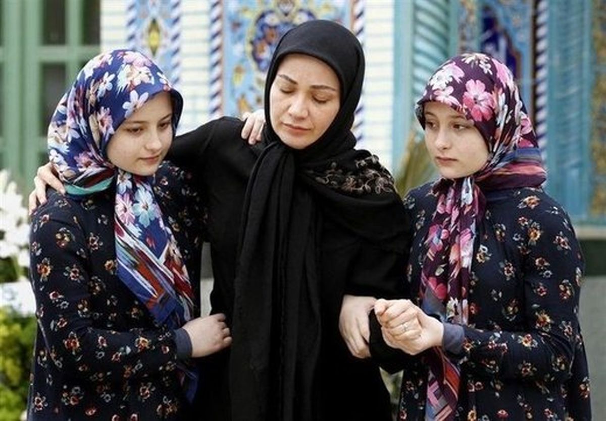 اشکهای بازیگر «پایتخت» در مراسم تشییع خشایار الوند+عکس