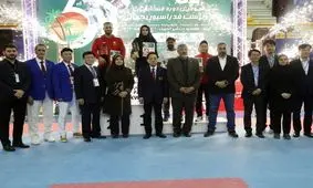 نوجوانان پسر و دختر ایرانی روی سکوی قهرمانی تکواندو