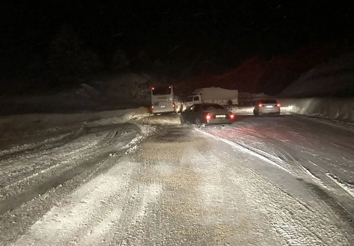 برف و بوران در ایلام؛ محورهای مواصلاتی به‌شدت لغزنده است