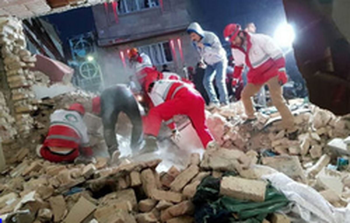 لحظه نجات کودک دوساله از زیر آوار انفجار در شهریار پس از ۴ ساعت +فیلم