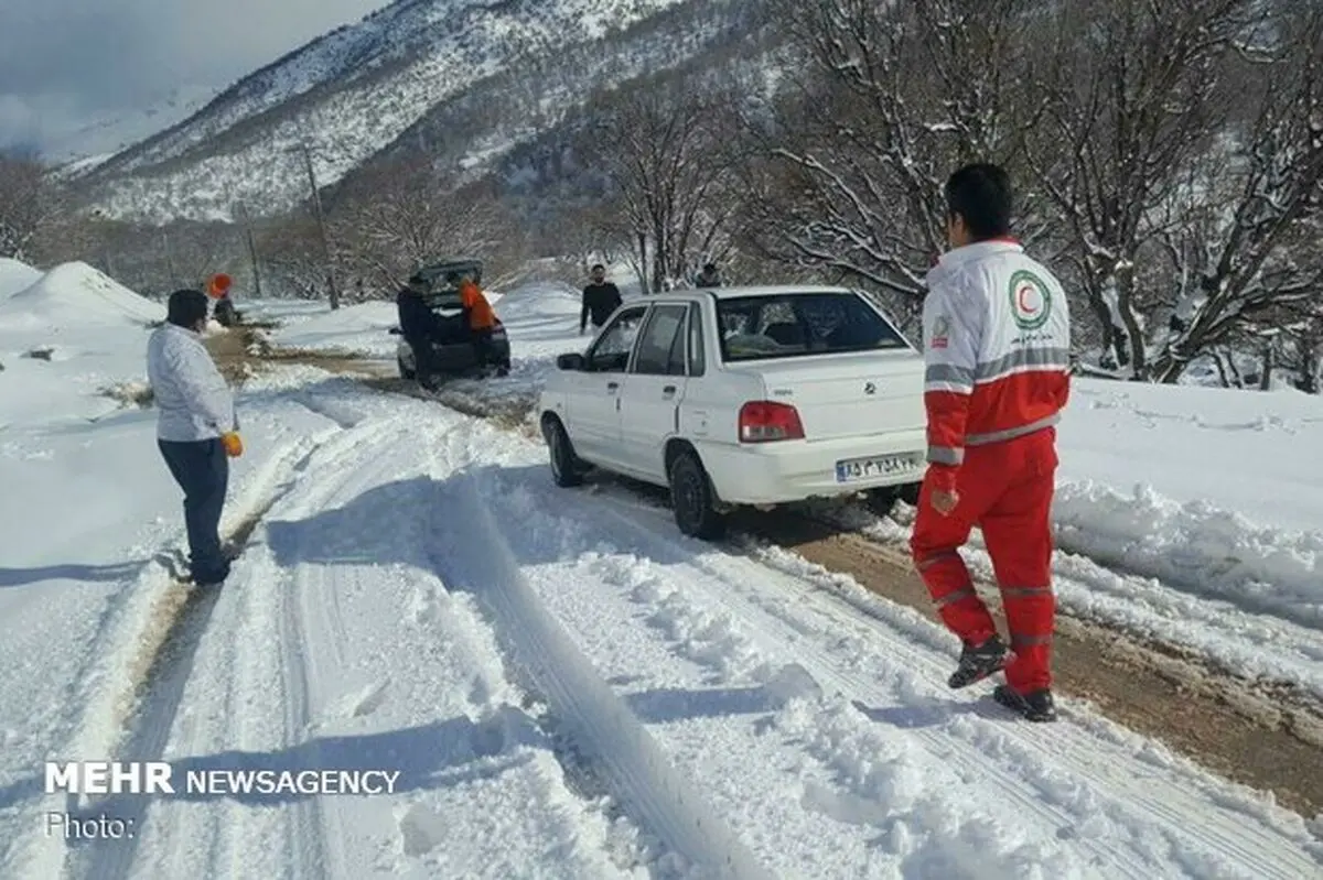 رهاسازی ۱۲ خودرو گرفتار در برف و کولاک پلدختر