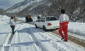 رهاسازی ۱۲ خودرو گرفتار در برف و کولاک پلدختر